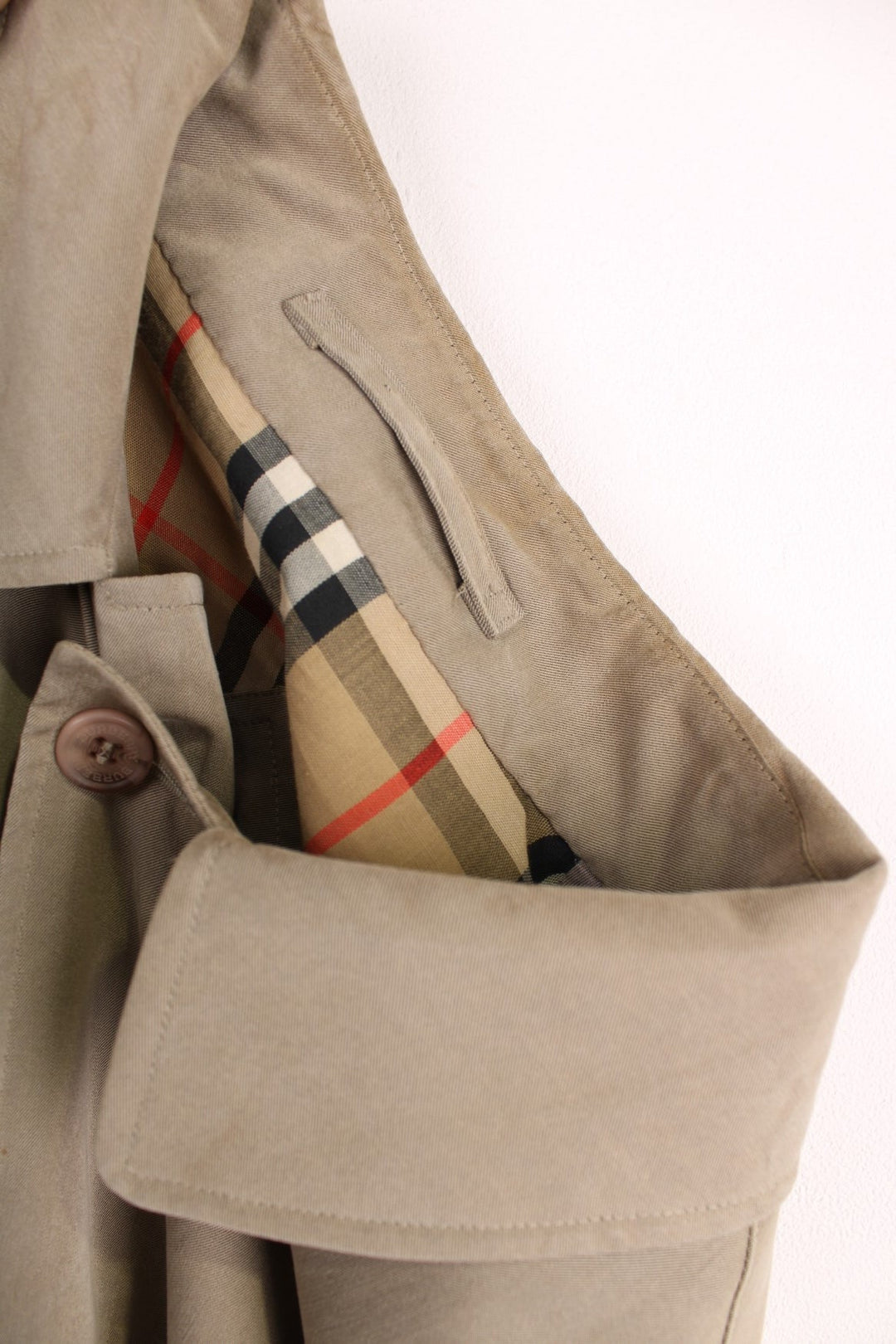 Vintage Burberry Trench Coat in a tan colourway, nova check lining, buttons up and has side pockets and a belt. 