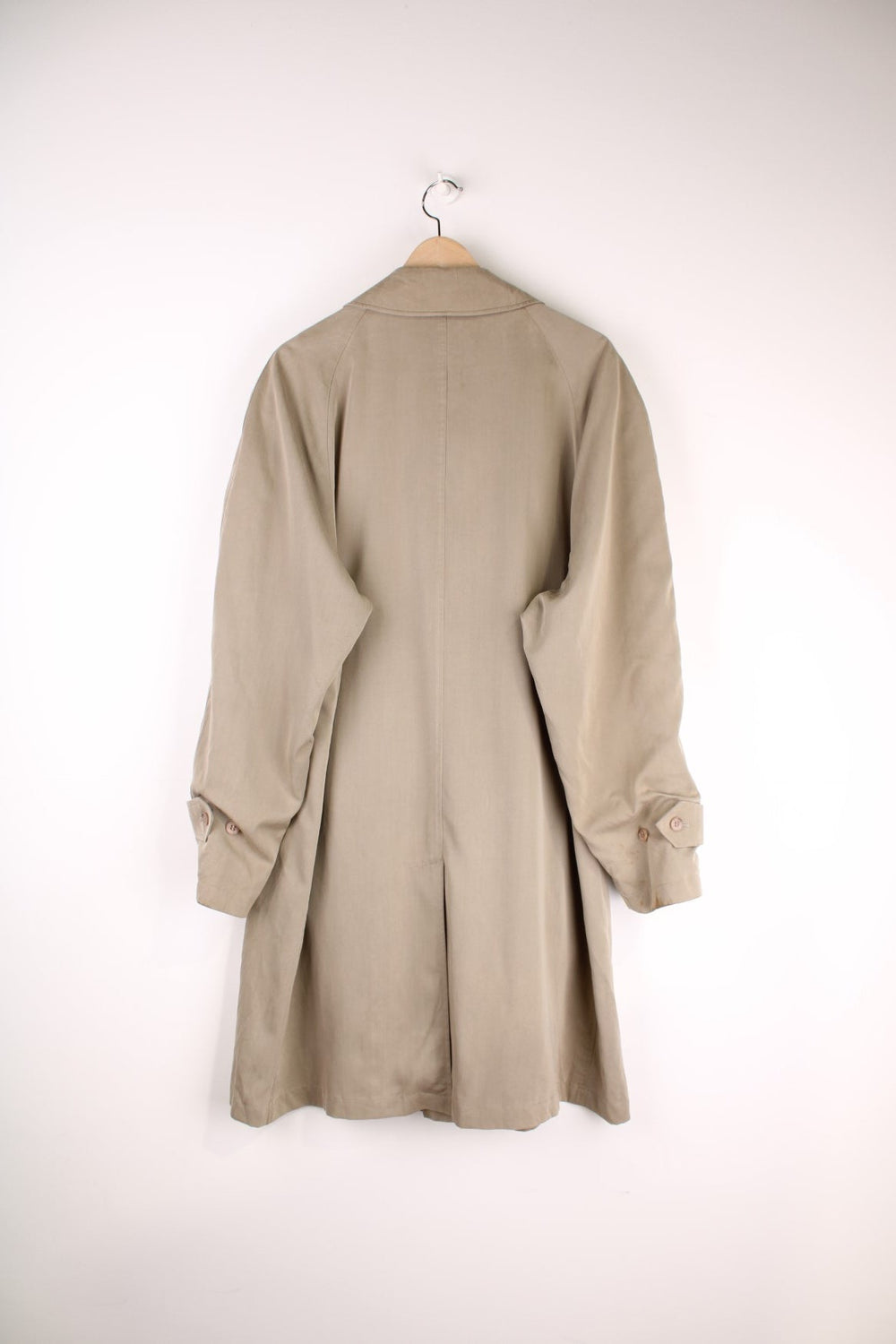 Vintage Burberry Trench Coat in a tan colourway, nova check lining, buttons up and has side pockets and a belt. 