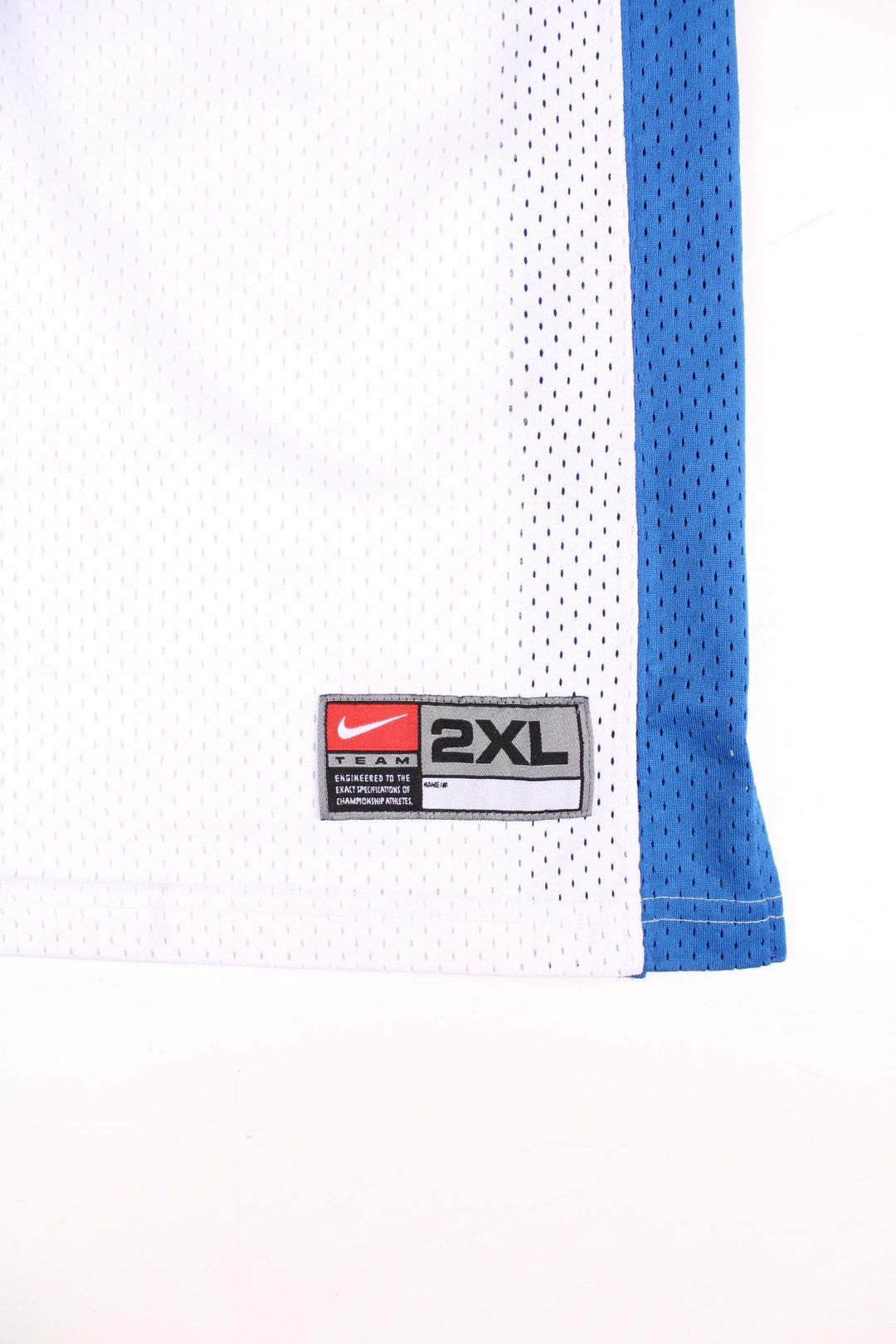 LA Clippers Lamar Odom NBA Basketball Jersey in the white, blue and red kit colourway, features embroidered logos and badge on the front, and Lamar Odom number 7 on the back.