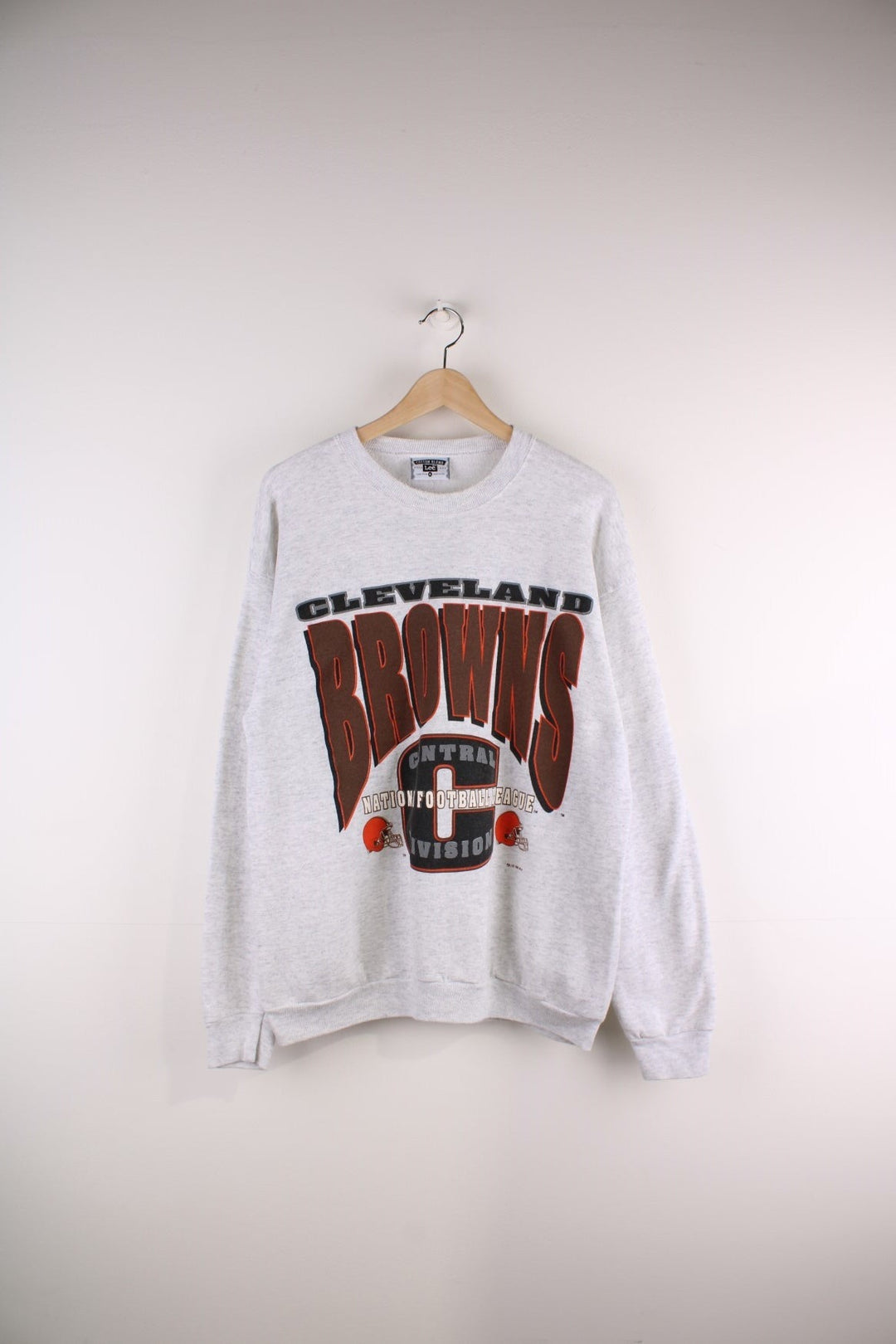 Lee Cleveland Browns NFL sweatshirt in grey marl with spellout logo on the front and red football helmet designs.