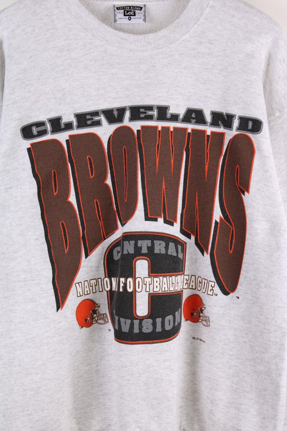 Lee Cleveland Browns NFL sweatshirt in grey marl with spellout logo on the front and red football helmet designs.