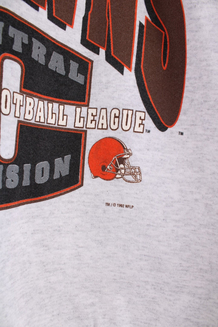 Lee Cleveland Browns NFL sweatshirt in grey marl with spellout logo on the front and red football helmet designs.