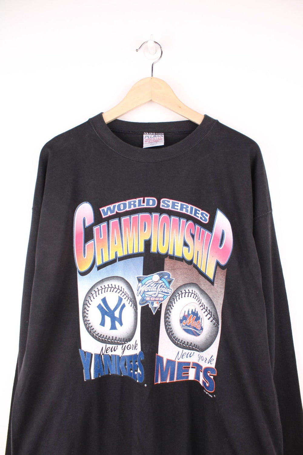 MLB 2000 World Series Champions Long Sleeved T-Shirt in a black colourway with the Yankees vs Mets graphic print on the front. 