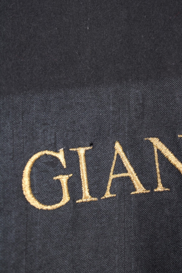 1999 San Francisco Giants MLB T-Shirt in a black colourway with the team spell out embroidered on the front alongside the kit and logo printed. 