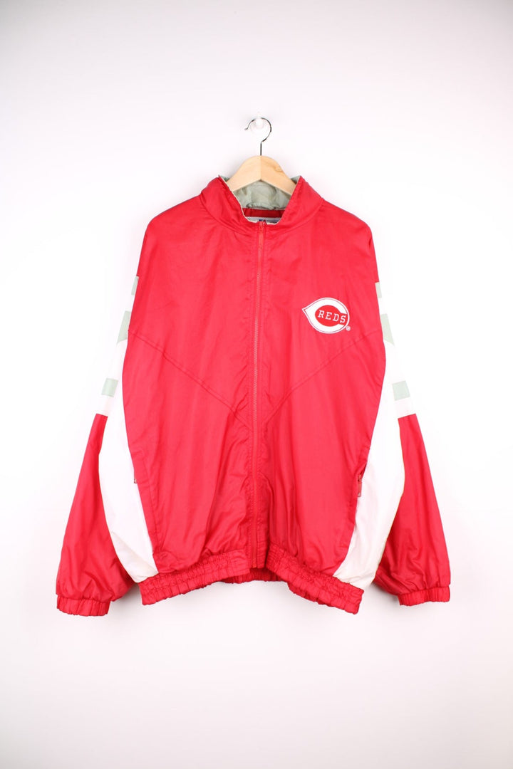 Cincinnati Reds pro sport jacket in a red colourway with white side panels. Zip closure with team logos embroidered on the front and back.