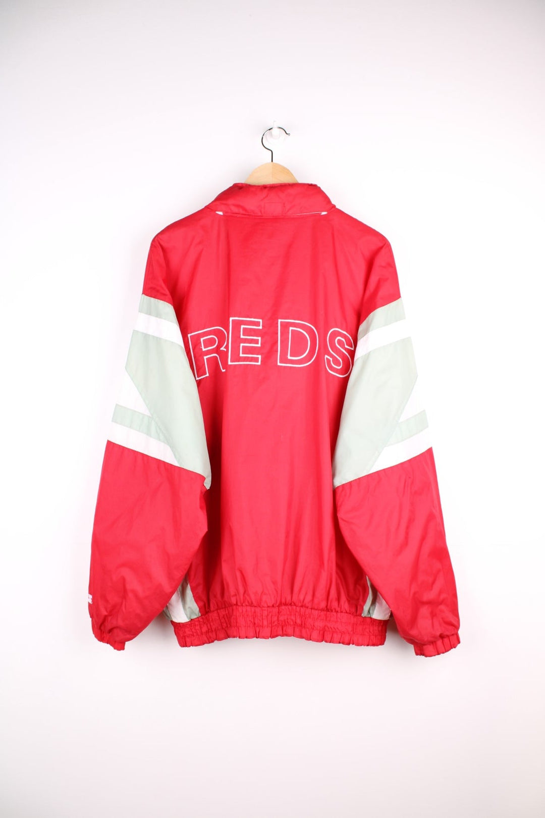 Cincinnati Reds pro sport jacket in a red colourway with white side panels. Zip closure with team logos embroidered on the front and back.