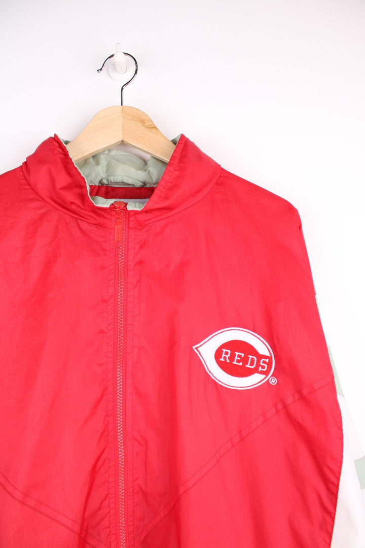 Cincinnati Reds pro sport jacket in a red colourway with white side panels. Zip closure with team logos embroidered on the front and back.