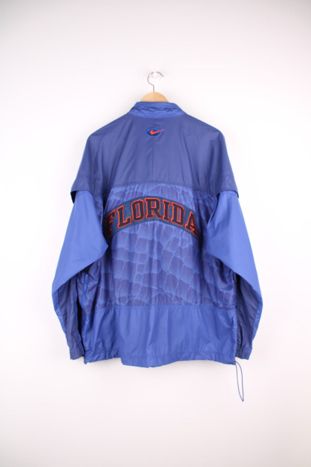 University of Florida Gators pro sport jacket in a blue colourway. Windbreaker with zip closure and team logos embroidered on the front and back.