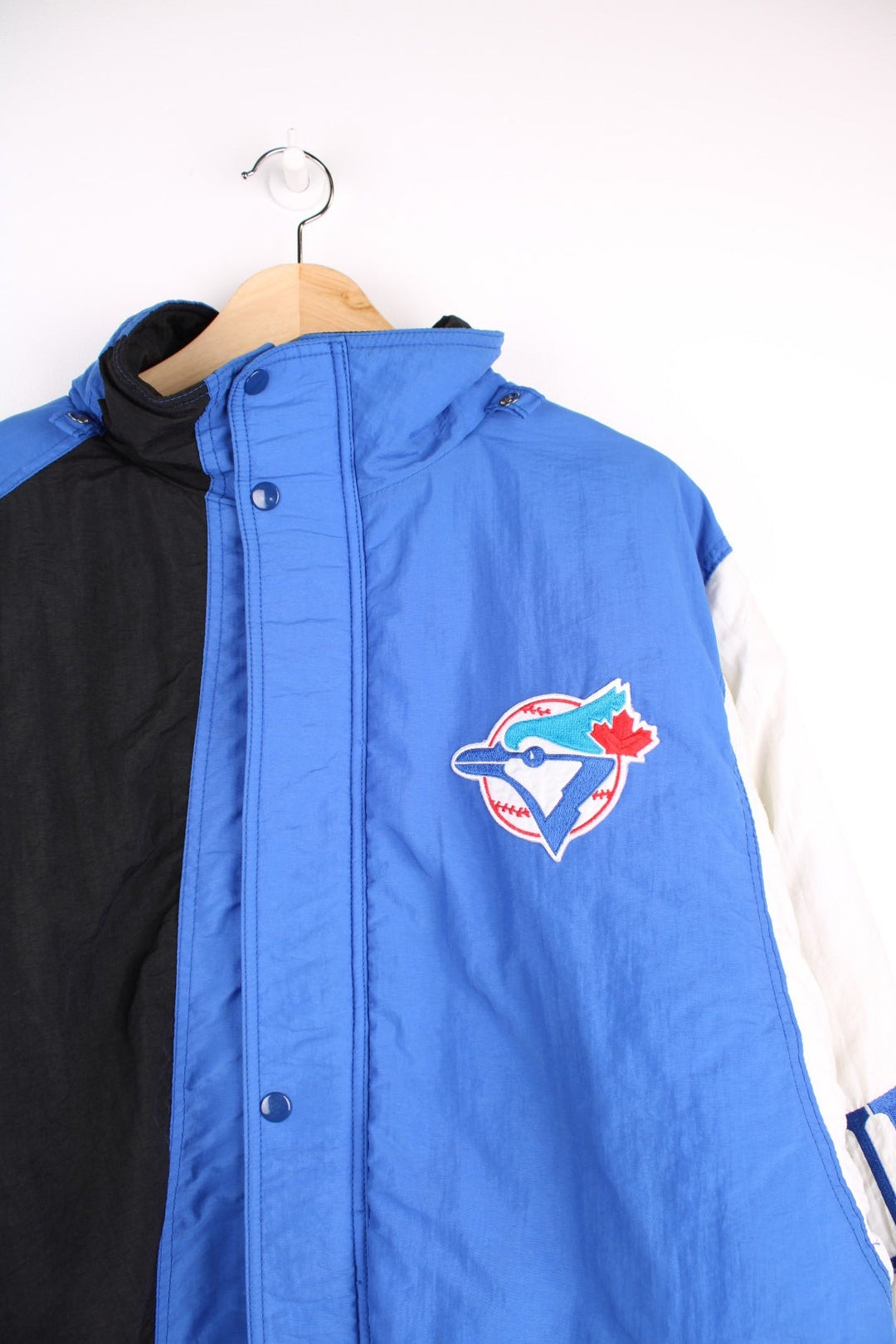 Toronto Blue Jays pro sport jacket in blue black and white. Zip and snap fastener closure with team logos embroidered on the front, back and sleeve.