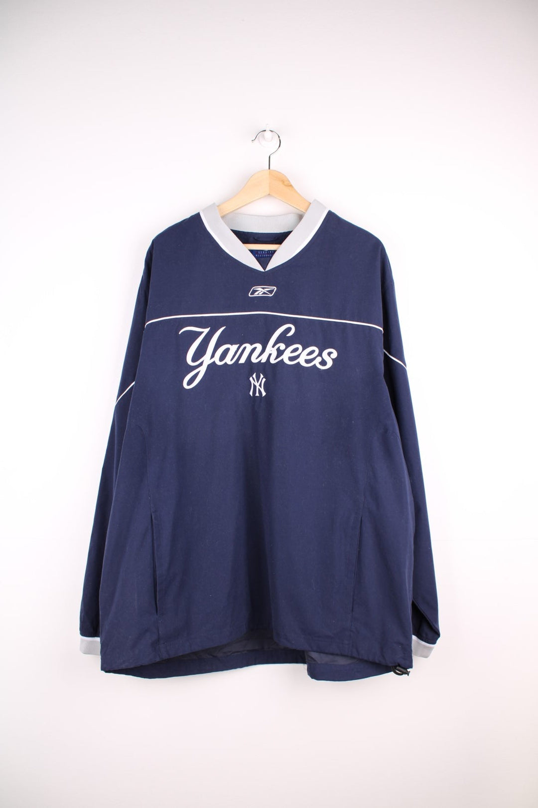 NY Yankees drill top in a navy colourway with Yankees and Reebok logos embroidered on the front.