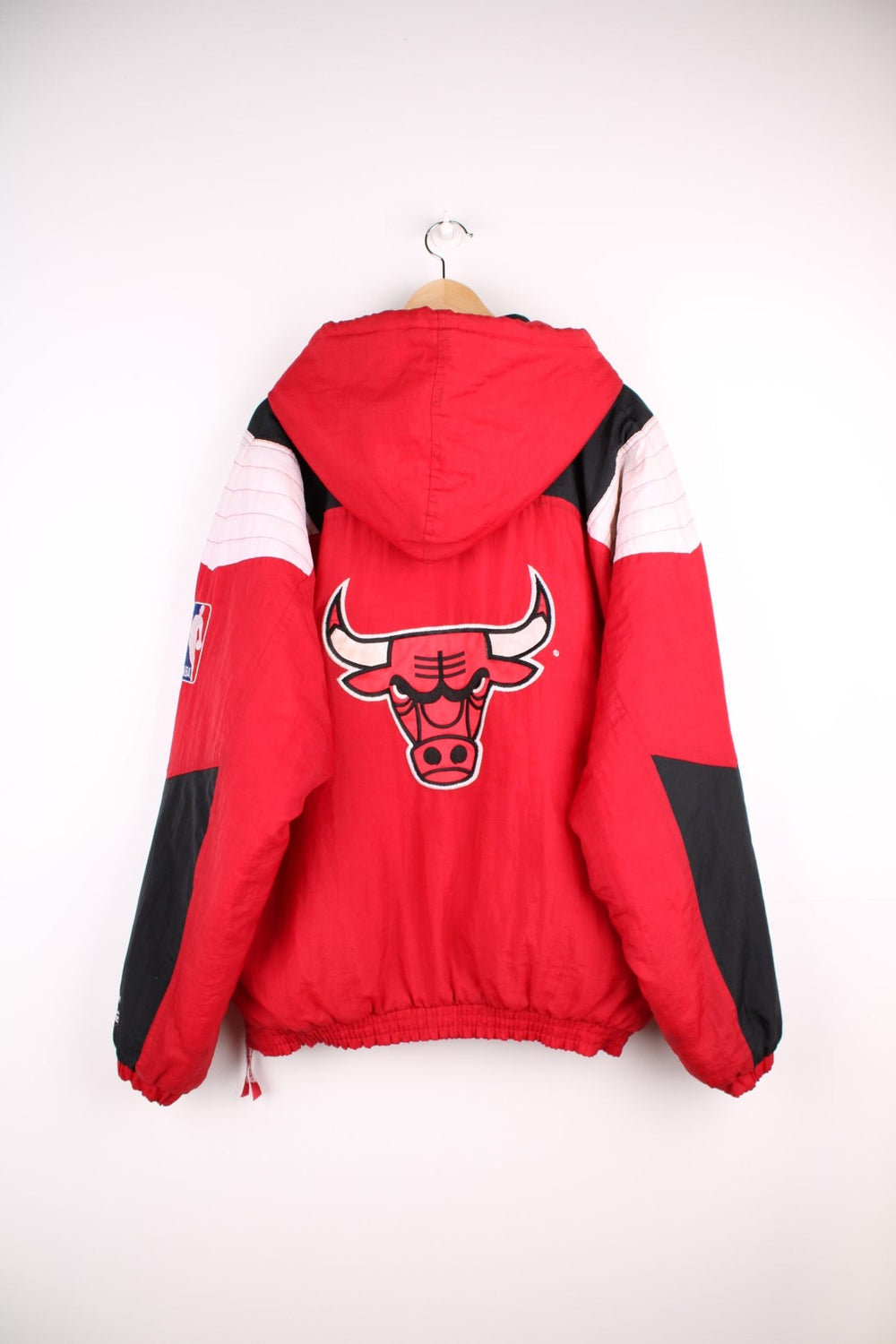 Chicago Bulls NBA pro sport jacket in a red colourway with white and black panels. Zip closure and hood with team logos embroidered on the front and back.