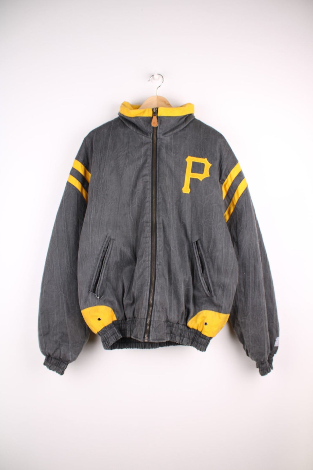 Pittsburgh Pirates pro sport jacket in a black colourway with yellow detail. Zip closure with team logos embroidered on the front and back.