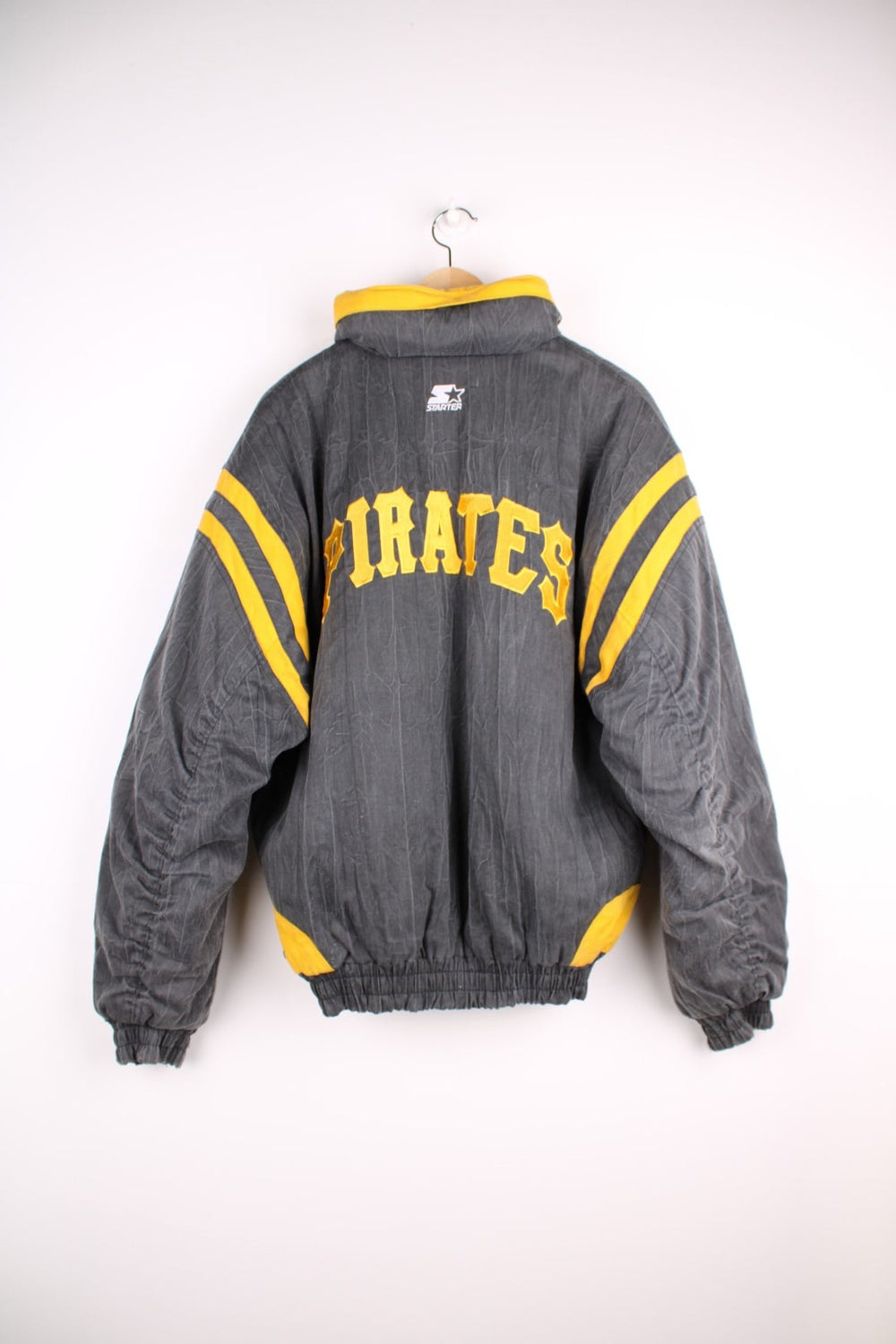 Pittsburgh Pirates pro sport jacket in a black colourway with yellow detail. Zip closure with team logos embroidered on the front and back.