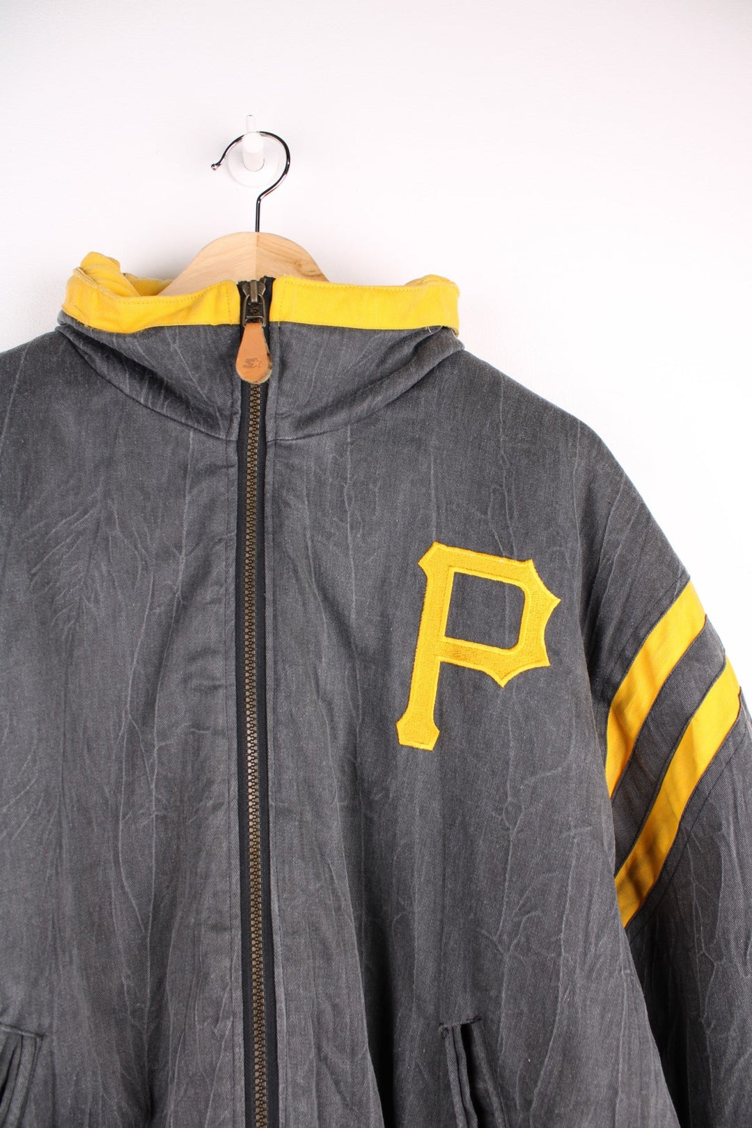 Pittsburgh Pirates pro sport jacket in a black colourway with yellow detail. Zip closure with team logos embroidered on the front and back.