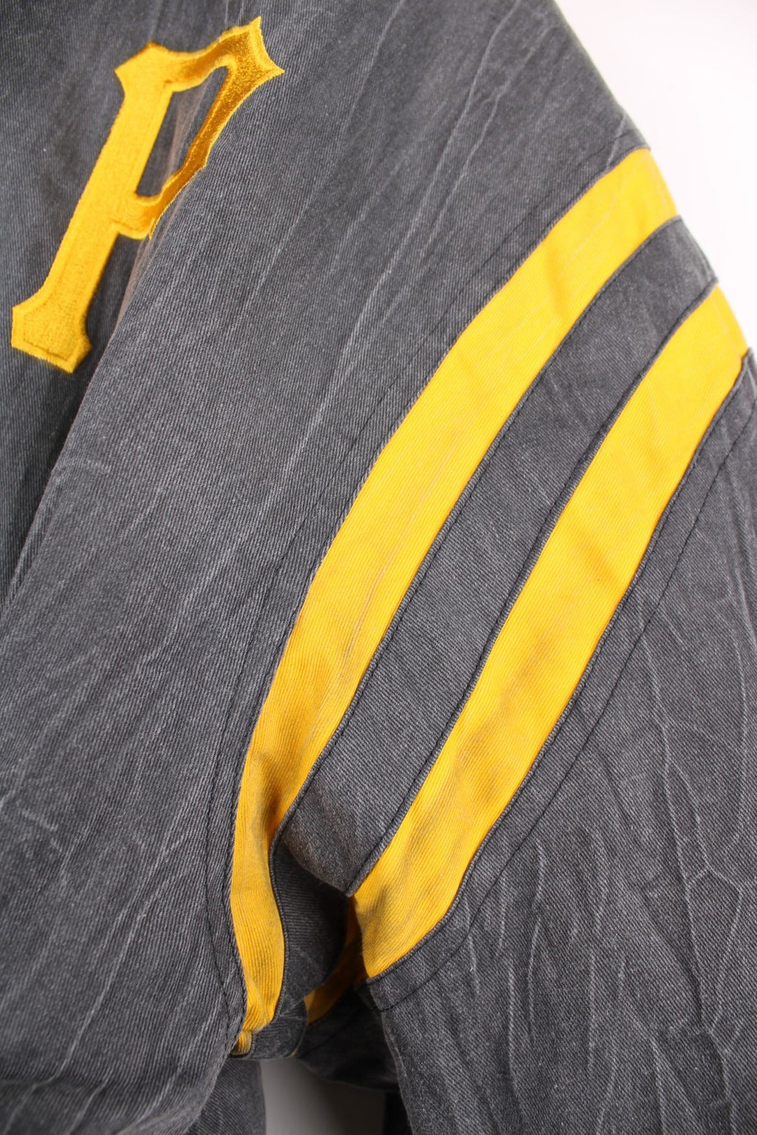 Pittsburgh Pirates pro sport jacket in a black colourway with yellow detail. Zip closure with team logos embroidered on the front and back.