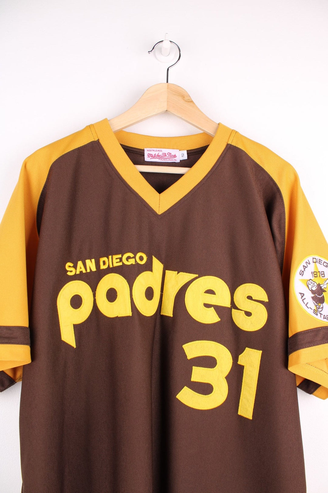 1978 San Diego Padres MLB Mitchell & Ness Jersey in brown with yellow accents, embroidered team logos on the front and sleeves and no.31 Winfield on the back.