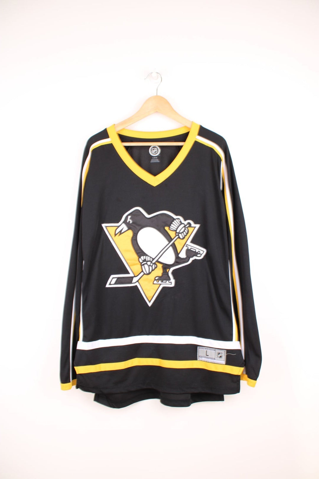 NHL Pittsburgh Penguins hockey jersey in a yellow and black colourway. Features large embroidered badge on the front.