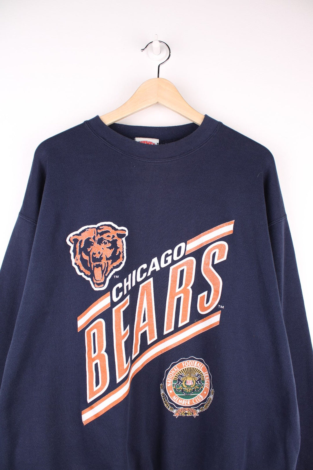 Chicago Bears Sweatshirt in a navy blue colourway with the team spell out and logo printed on the front. 