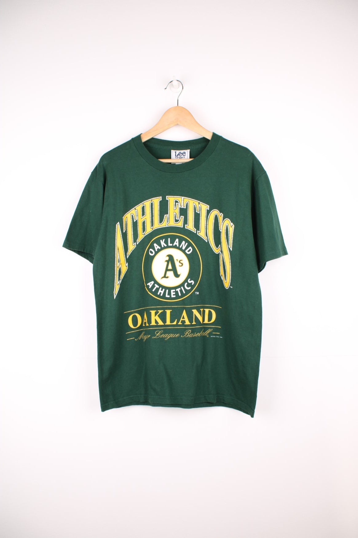 1998 Oakland Athletics MLB T-Shirt in the green, yellow and white team colourway and has the logo and spell out printed on the front. 