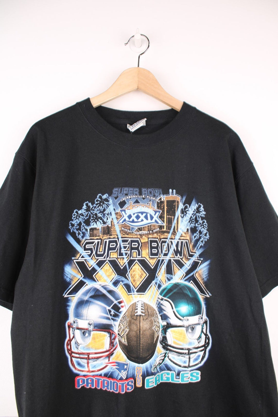 2005 Super Bowl Patriots VS Eagles T-Shirt by Lee Sport. Features large graphic print on the front.