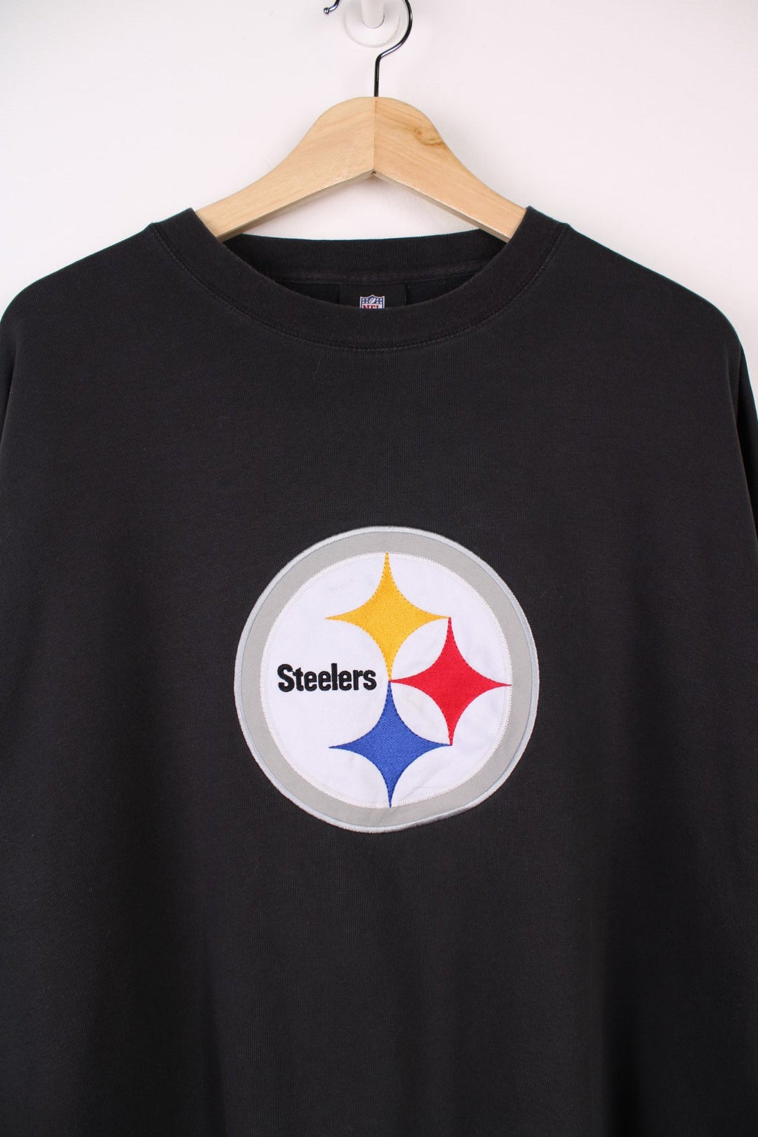 Pittsburgh Steelers  Sweatshirt in a  colourway with the team logo embroidered on the front.