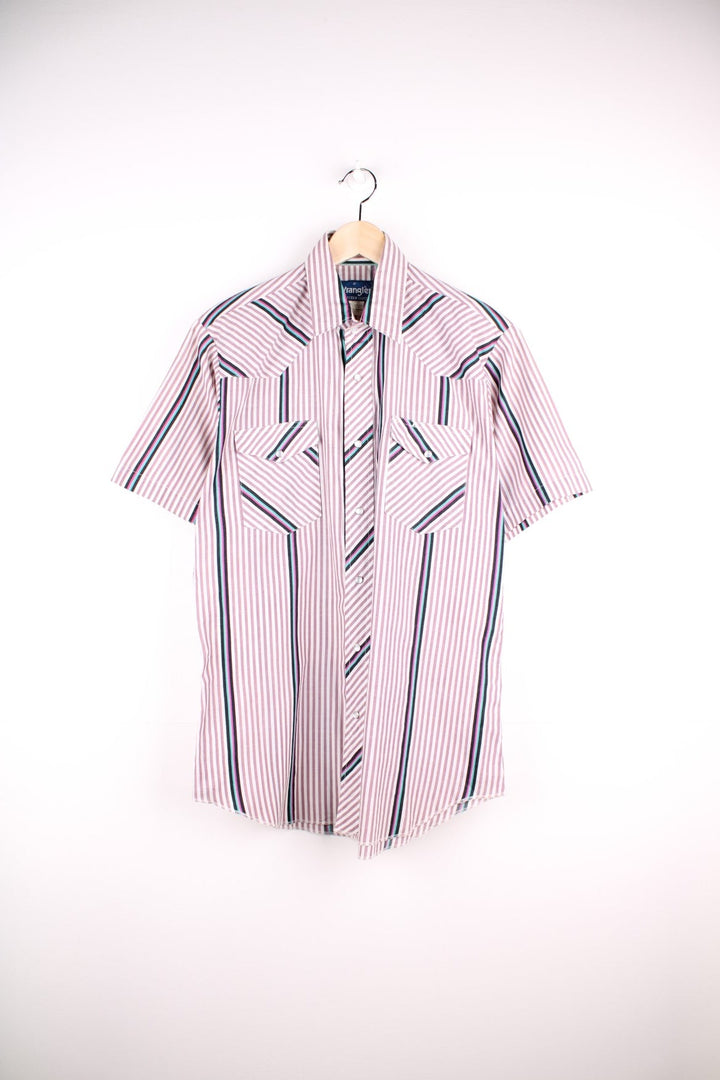 Wrangler short-sleeved western shirt in Pink and white stripes with two pockets, black and blue accent stripes, pearl-effect snap closure and a yoke on the front and back.