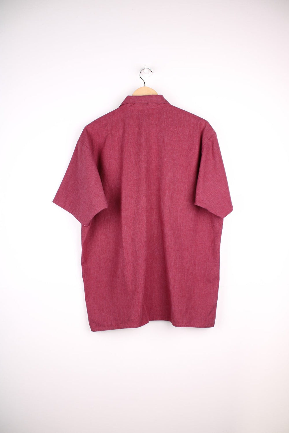 Ben Davis short-sleeved shirt in dark red with 1/2 zip closure, two pockets and a small embroidered monkey logo patch.