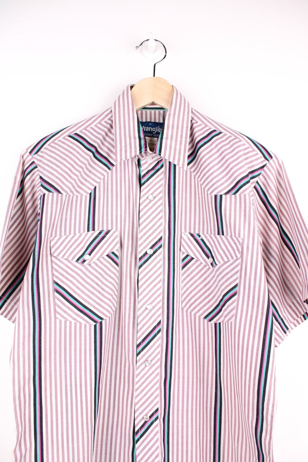 Wrangler short-sleeved western shirt in Pink and white stripes with two pockets, black and blue accent stripes and pearl-effect snap closure.