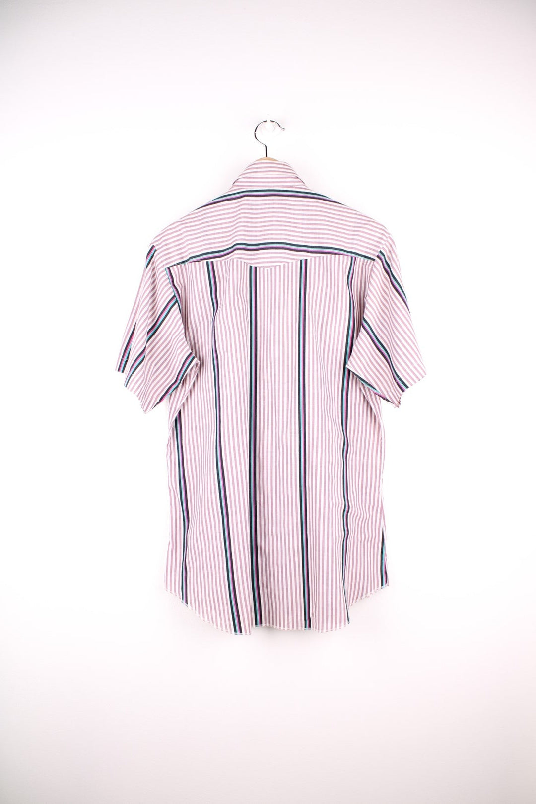 Wrangler short-sleeved western shirt in Pink and white stripes with two pockets, black and blue accent stripes and pearl-effect snap closure.