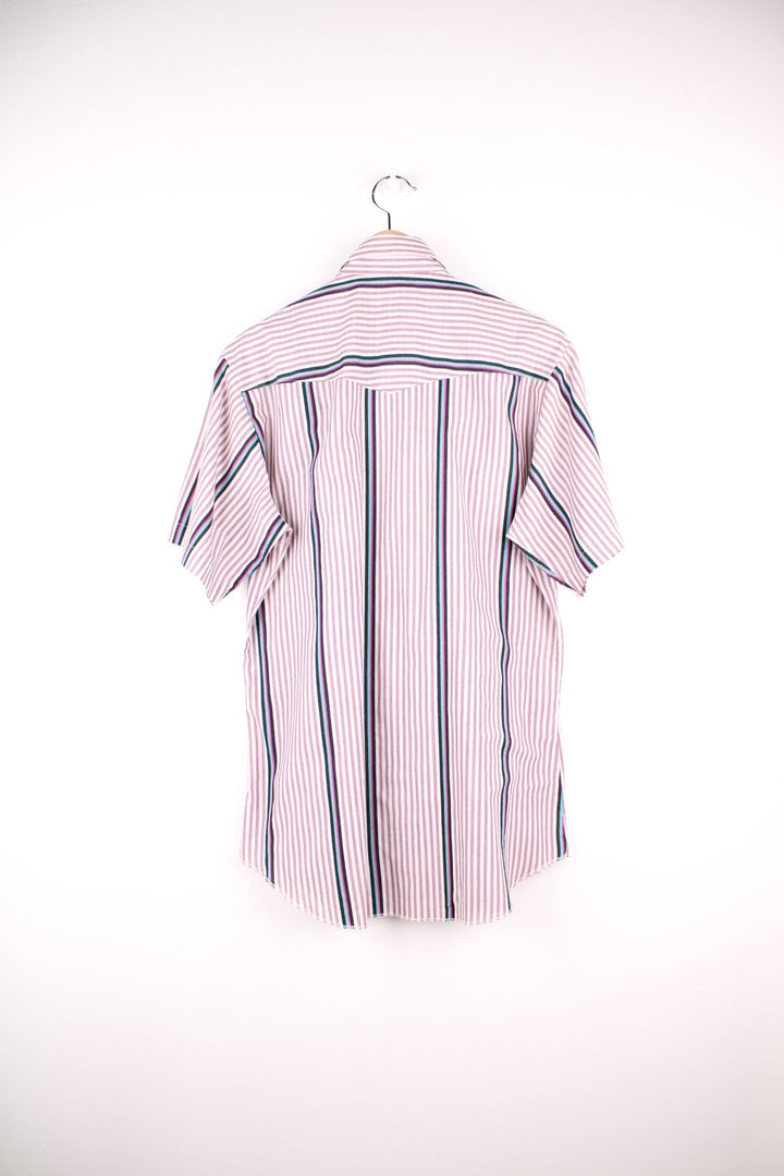 Wrangler short-sleeved western shirt in Pink and white stripes with two pockets, black and blue accent stripes and pearl-effect snap closure.