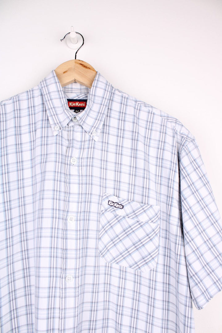 Kickers short-sleeved button-down shirt in blue and white check with button closure, one pocket and an embroidered logo on the chest.