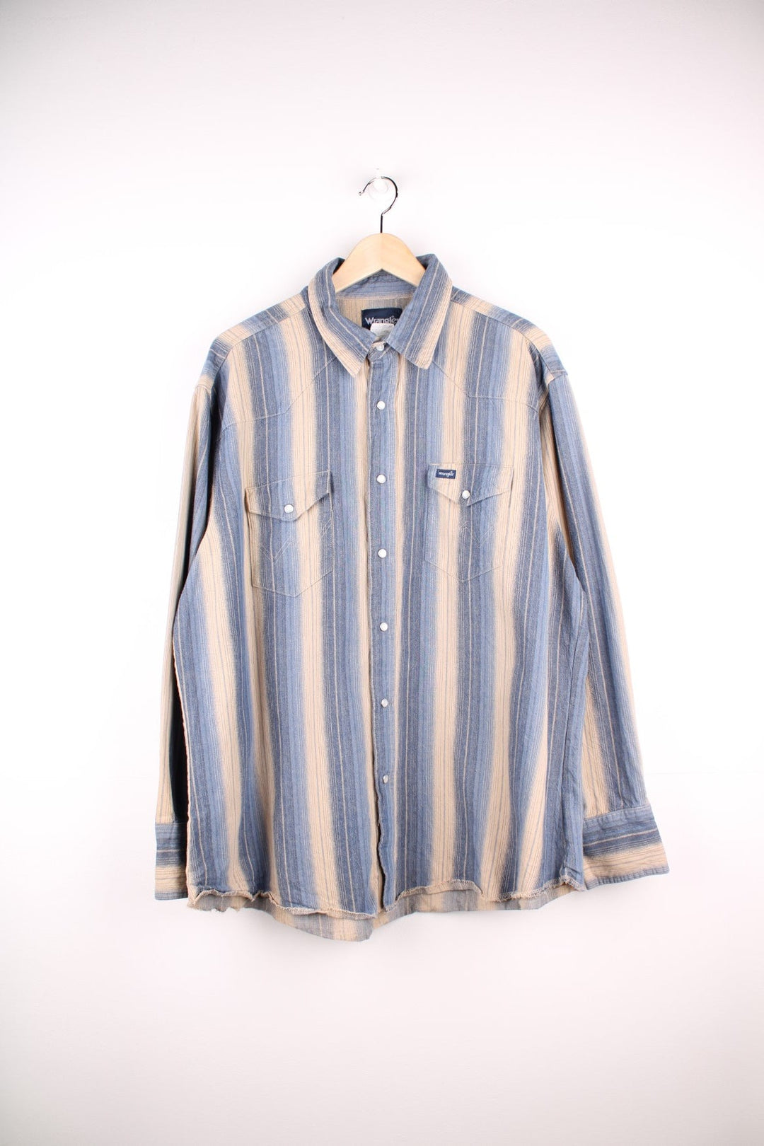 Wrangler western striped shirt in Blue and white with two pockets and pearl-effect snap closure.