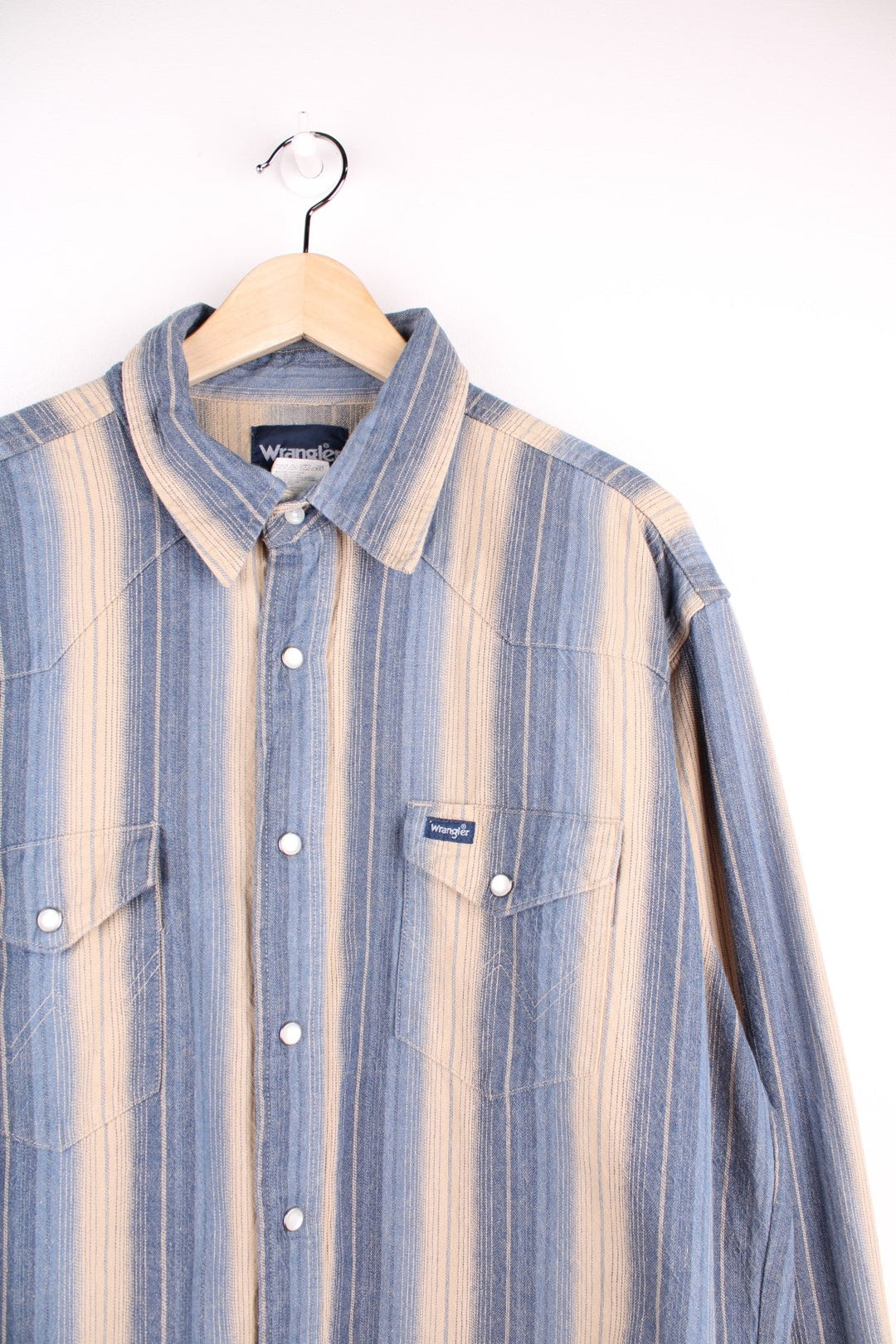 Wrangler western striped shirt in Blue and white with two pockets and pearl-effect snap closure.