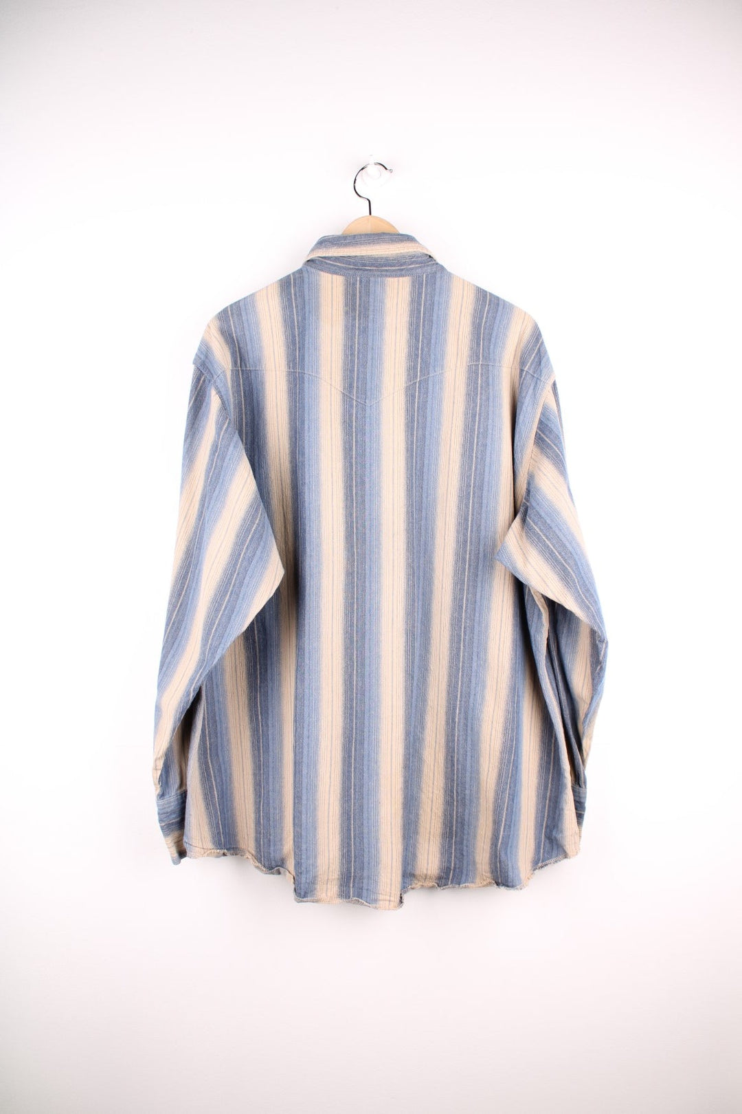 Wrangler western striped shirt in Blue and white with two pockets and pearl-effect snap closure.