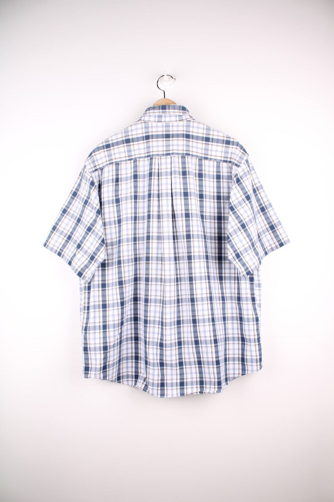 Carhartt short-sleeved shirt in Blue check with two pockets and button closure.