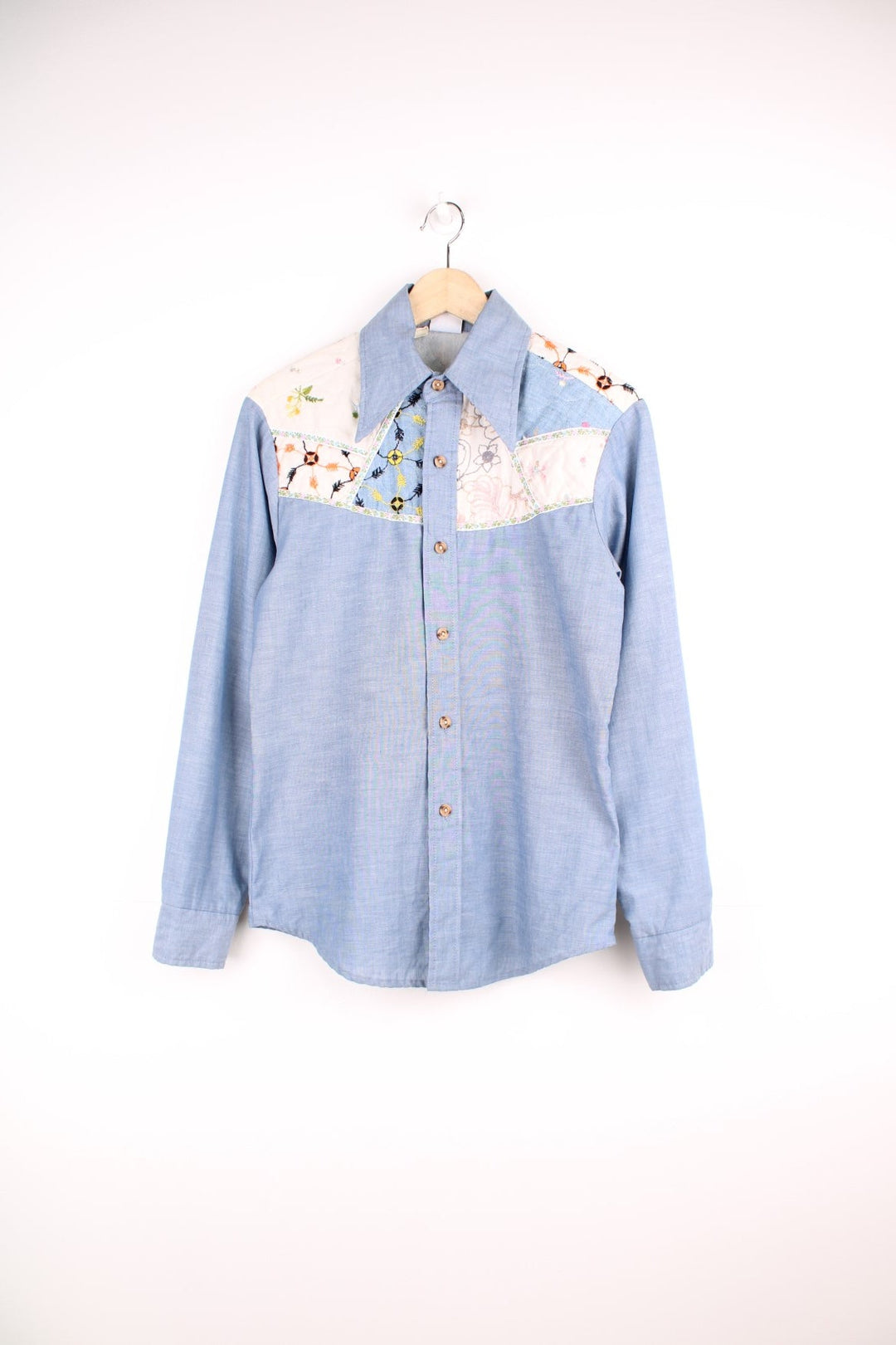 Vintage 70s Kennington western long sleeved button down shirt. Features embroidered floral design and a dagger collar.