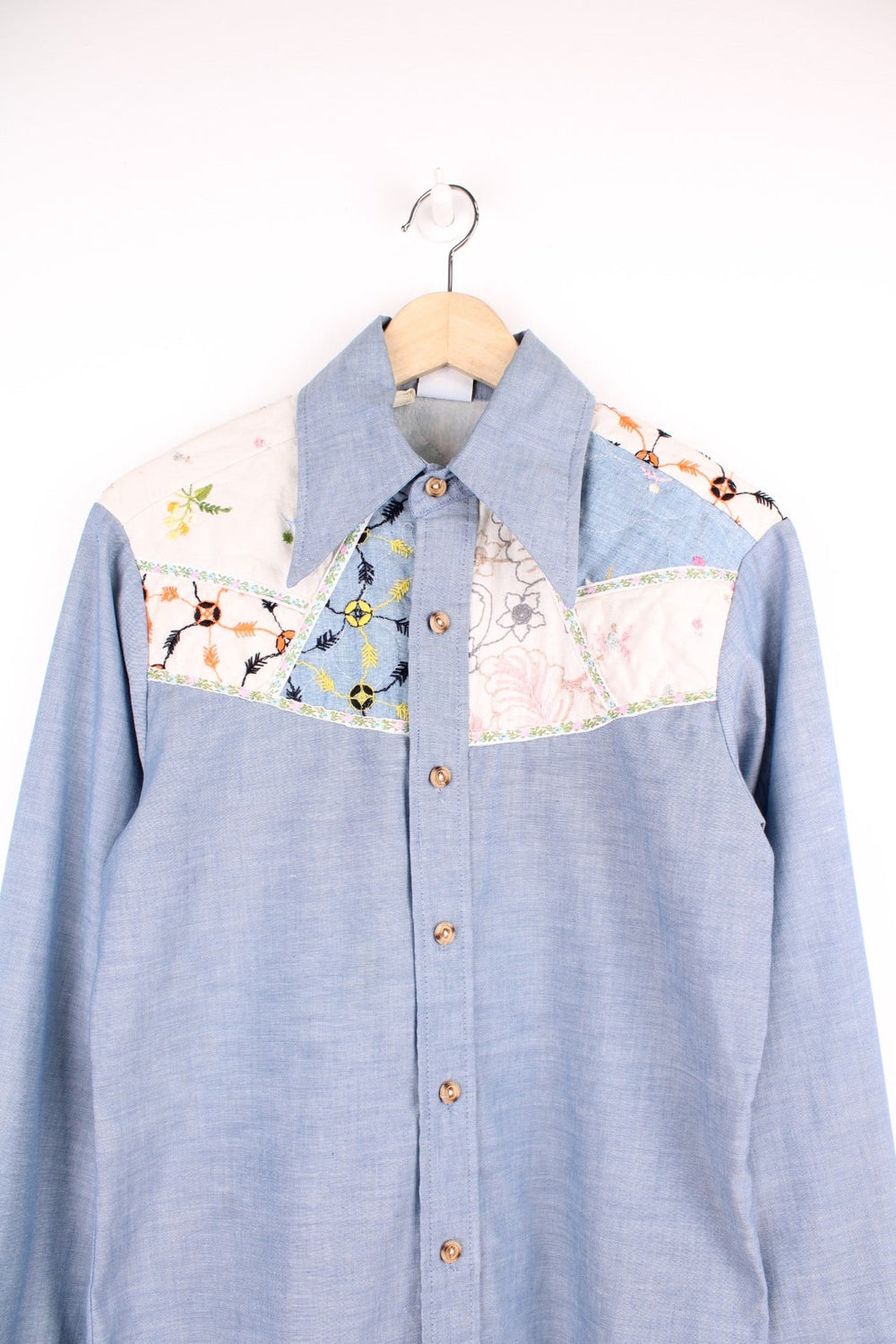 Vintage 70s Kennington western long sleeved button down shirt. Features embroidered floral design and a dagger collar.