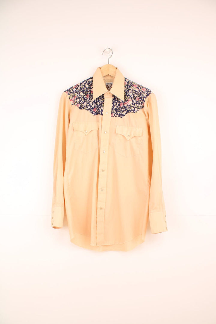 Vintage Karman tan western shirt with a navy blue and pink quilted floral yoke, double flap pockets and pearl-effect snap closure. 