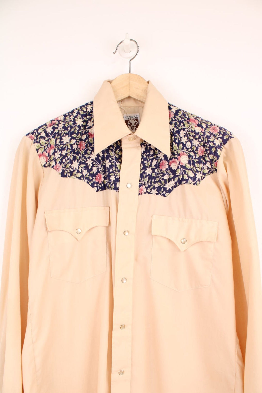 Vintage Karman tan western shirt with a navy blue and pink quilted floral yoke, double flap pockets and pearl-effect snap closure. 