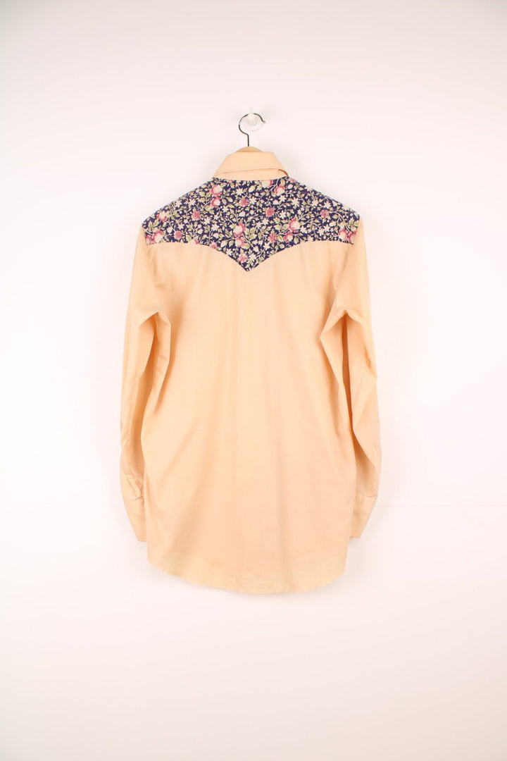 Vintage Karman tan western shirt with a navy blue and pink quilted floral yoke, double flap pockets and pearl-effect snap closure. 