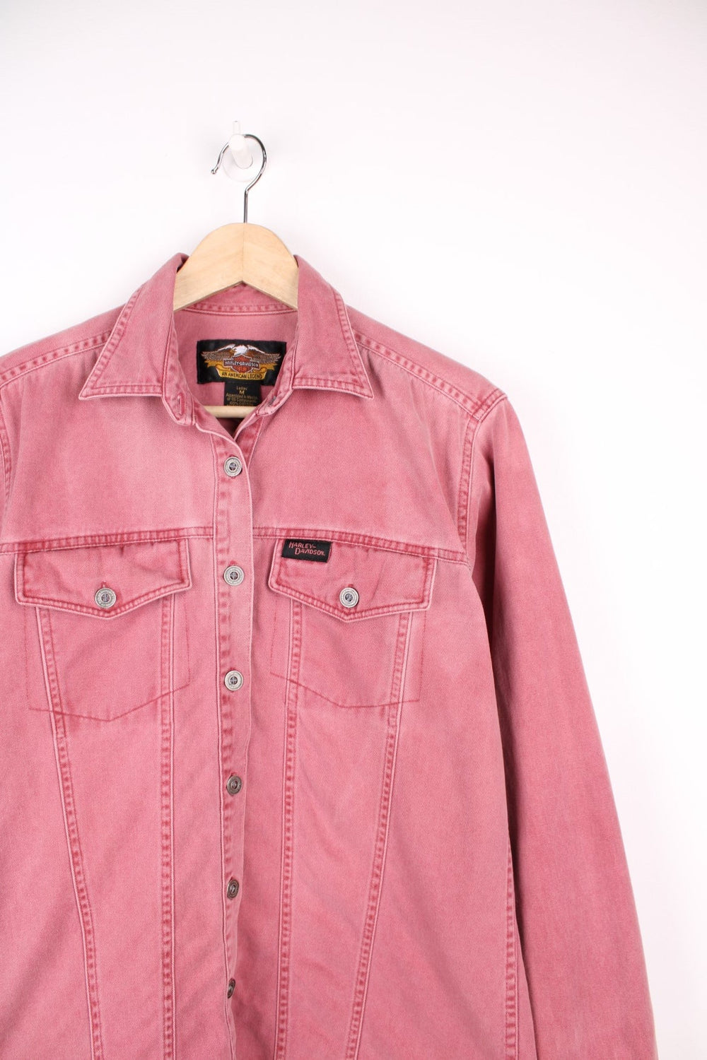 Vintage Harley Davidson pink denim button through shirt. Features chest pockets and embroidered spell out logo.