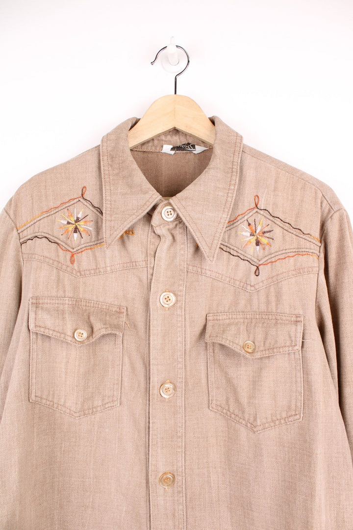 Vintage Wescott Canada Western shirt with button up chest pockets and yolk detail with orange embroidery on the front and back.