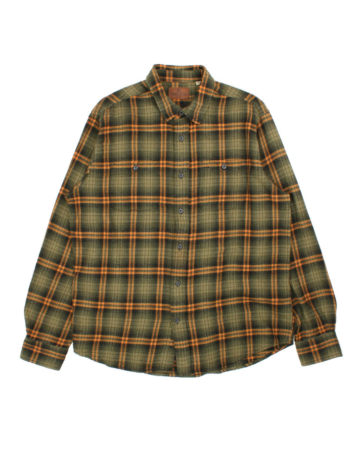 Woolrich Flannel Shirt in a green colourway with checked pattern.Button up with front pocket..