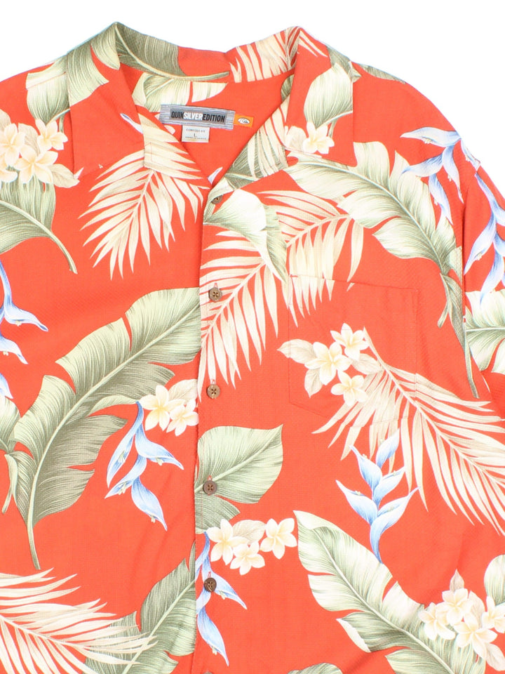 Quiksilver Hawaiian Shirt in a orange/floral colourway. Button up with rever collar and front pocket.