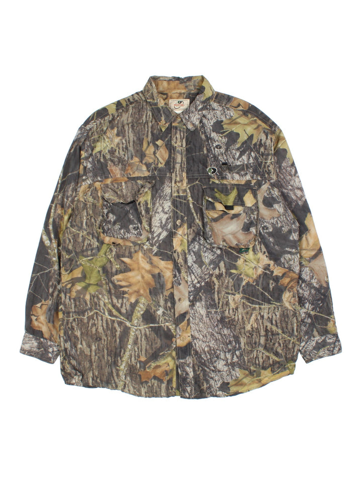 Vintage Real Tree Camo Shirt in a green colourway. Button up fastening, with front pockets.