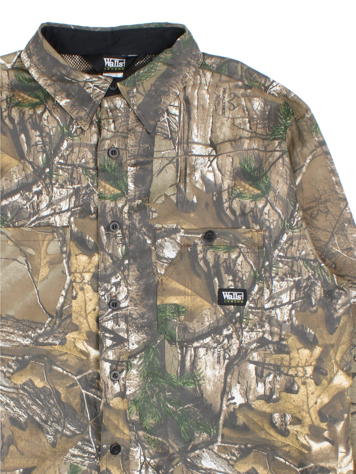 Vintage Real Tree Camo Shirt in a green colourway. Button up fastening, with front pockets.