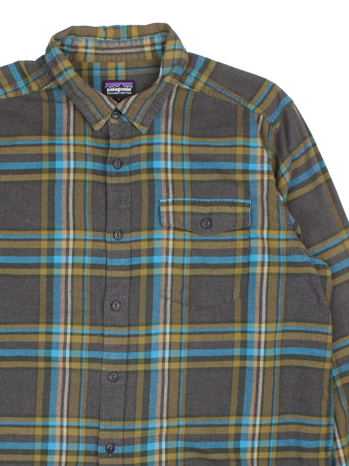 Patagonia Flannel Shirt in a green colourway with checked pattern. Button up with pocket on the front.