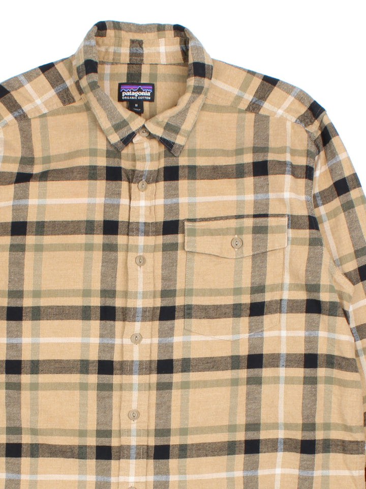 Patagonia Flannel Shirt in a tan colourway with checked pattern. Button up with pocket on the front.