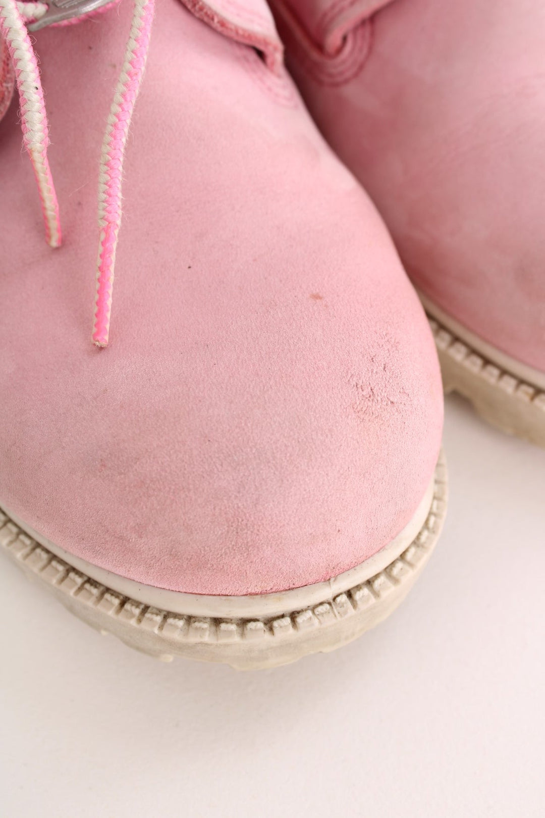 Vintage Timberland Nellie Boots in a pink colourway with the logo embroidered on the side, and has adjustable laces.