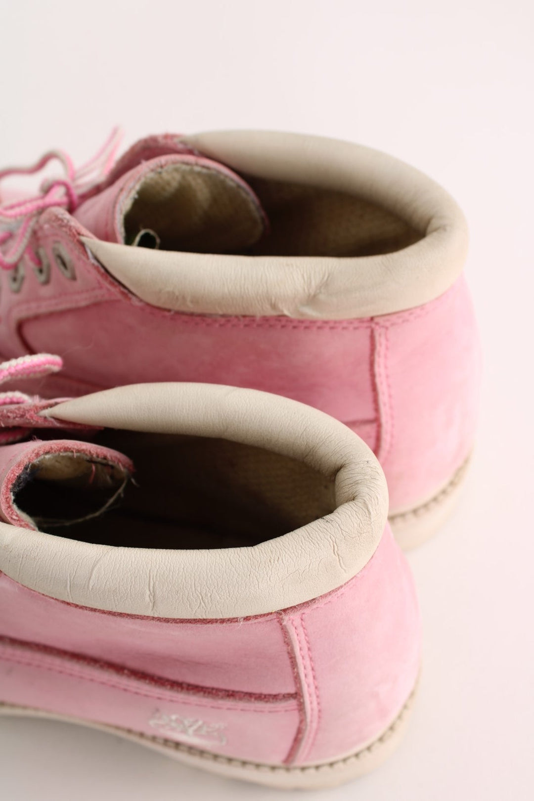 Vintage Timberland Nellie Boots in a pink colourway with the logo embroidered on the side, and has adjustable laces.